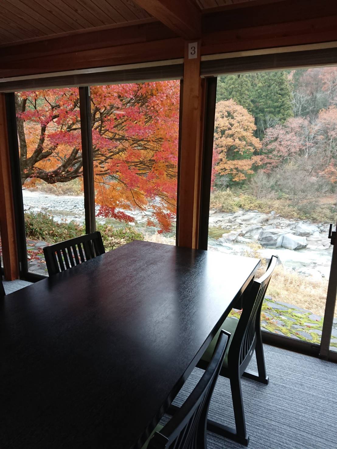 店内より付知川の紅葉