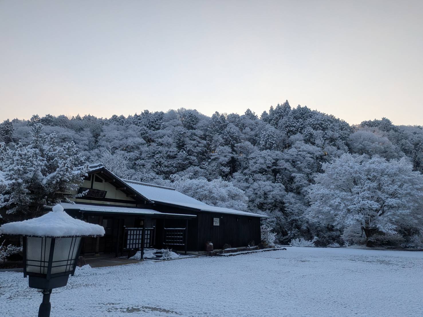 さるとび外観・冬の雪景色